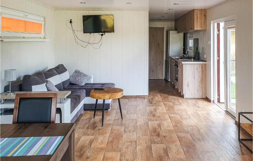 ein Wohnzimmer mit einem Sofa und einem Tisch in der Unterkunft Lovely Home In Biskupiec With Lake View in Biskupiec
