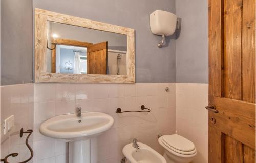 ein Badezimmer mit einem Waschbecken, einem WC und einem Spiegel in der Unterkunft Alfina 2 in Castel Giorgio