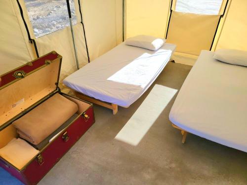 Postel nebo postele na pokoji v ubytování Panamint Springs Motel & Tents
