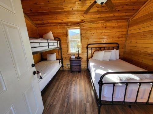 1 Schlafzimmer mit 2 Etagenbetten in einem Blockhaus in der Unterkunft Panamint Springs Motel & Tents in Panamint Springs