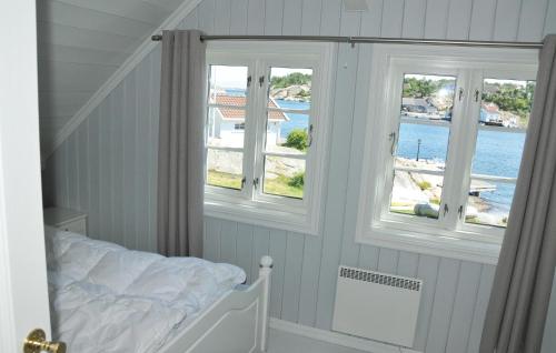 1 dormitorio con 2 ventanas y 1 cama. en Stunning Home In Flekkery With Kitchen, en Møvik