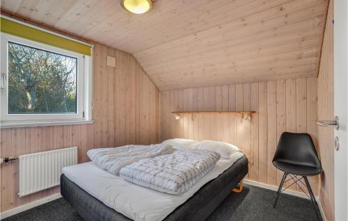 Tempat tidur dalam kamar di Nice Home In Ringkbing With 5 Bedrooms, Sauna And Wifi