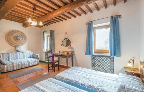 ピティリアーノにあるTorrepienaのベッドルーム1室(ベッド1台、ソファ、窓付)