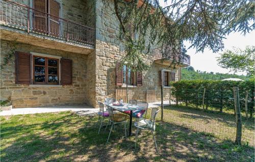A garden outside Amazing Apartment In Cortona Ar