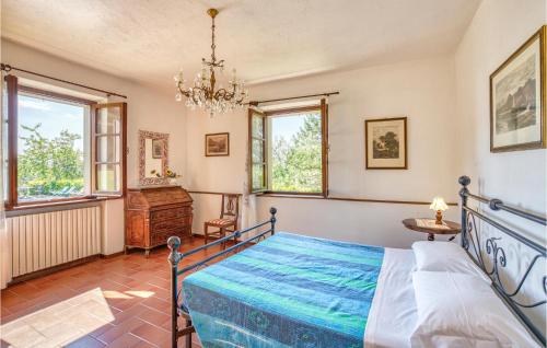 a bedroom with a bed and a chandelier at Gorgeous Apartment In Cortona Ar With Wifi in Poggioni