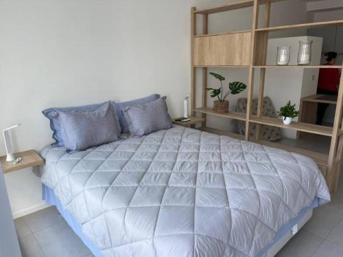 1 dormitorio con 1 cama grande en una habitación en Hermoso Studio zona Belgrano / Nuñez en Buenos Aires