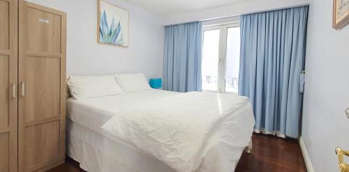 una camera con un letto bianco e una finestra di Deluxe Private Room in North York a Toronto