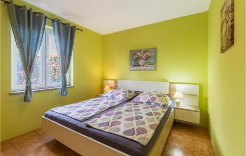 een slaapkamer met een bed en 2 ramen bij Awesome Apartment In Liznjan With 1 Bedrooms, Wifi And Outdoor Swimming Pool in Ližnjan