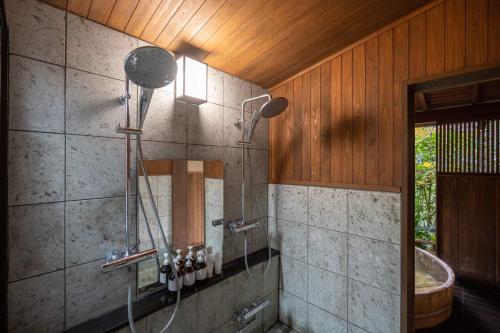 Salle de bains dans l'établissement Jinya Ryokan
