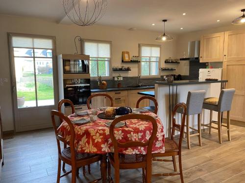Il dispose d'une cuisine avec une table et des chaises. dans l'établissement House in St Suliac near Rance River, à Saint-Suliac
