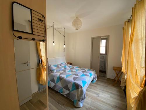 une chambre avec un lit et un miroir dans l'établissement House in St Suliac near Rance River, à Saint-Suliac