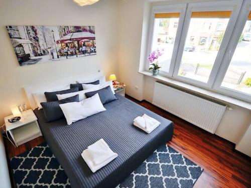 - une chambre avec un grand lit et des oreillers dans l'établissement Comfortable apartment with a balcony and a sea view, Ustronie Morskie, à Ustronie Morskie