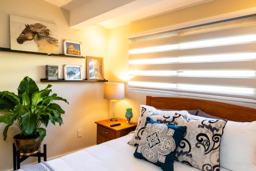 Un dormitorio con una cama y una ventana con una planta en Hilltop Hideaway, Pacific Northwest charm & luxury, en Portland