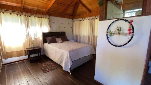 a small bedroom with a bed and a window at Entre Rocas y Cristales in Ráquira
