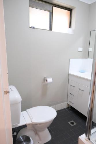 Un baño de Sapphire Palms Motel
