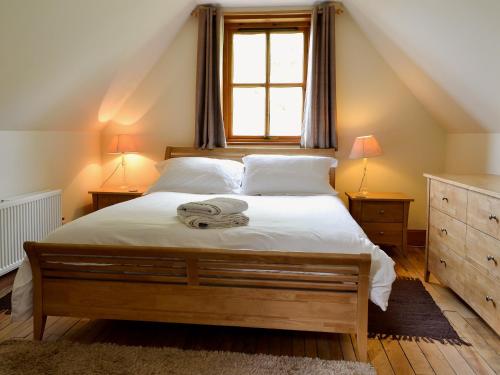 Un dormitorio con una cama grande y una ventana en Willow Cottage en Kirriemuir