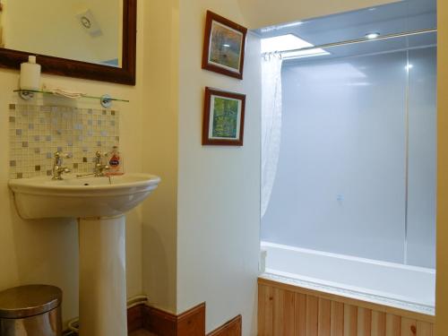 y baño con lavabo y ducha. en Willow Cottage en Kirriemuir