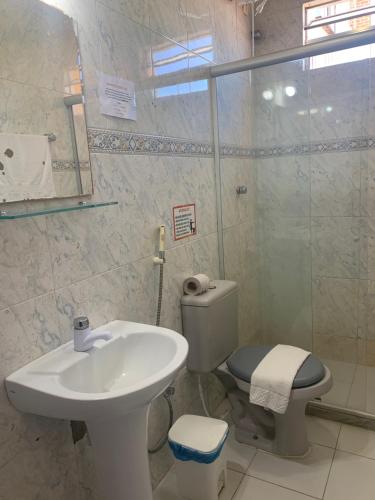 薩爾瓦多的住宿－Hotel Diamante Negro，一间带水槽、卫生间和淋浴的浴室