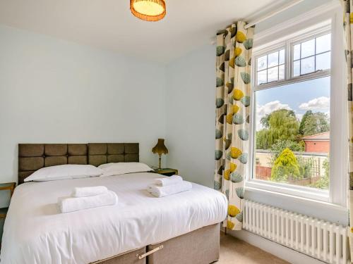 a bedroom with a bed and a window at Apple Tree Cottage - Uk37305 in Harrogate
