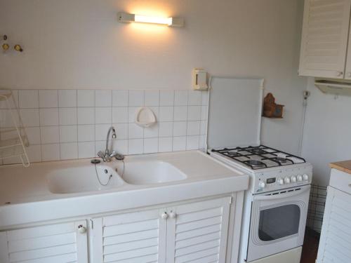 une cuisine avec un évier et une cuisinière dans l'établissement Maison à 220m de la plage Centrale, Jardin clos, Terrasse, Proche commerces, Animaux acceptés - FR-1-22-214, à La Tranche-sur-Mer