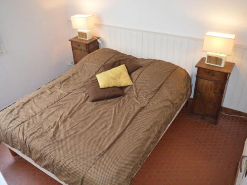 ein Schlafzimmer mit einem Bett mit zwei Nachttischen und zwei Lampen in der Unterkunft Maison La Tranche-sur-Mer, 3 pièces, 4 personnes - FR-1-22-214 in La Tranche-sur-Mer