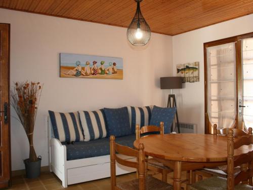 un salon avec un canapé et une table dans l'établissement Maison avec Jardin Proche Plage et Forêt - La Tranche-sur-Mer - FR-1-22-217, à La Tranche-sur-Mer