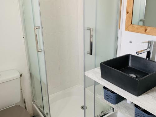 une salle de bain avec un lavabo et une douche dans l'établissement Maisonnette 5 personnes avec piscine et parking - FR-1-476-170, à La Faute-sur-Mer
