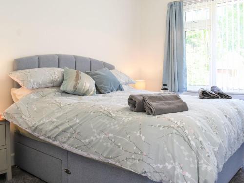 een bed met twee kussens in een slaapkamer bij Seascape in Sidmouth