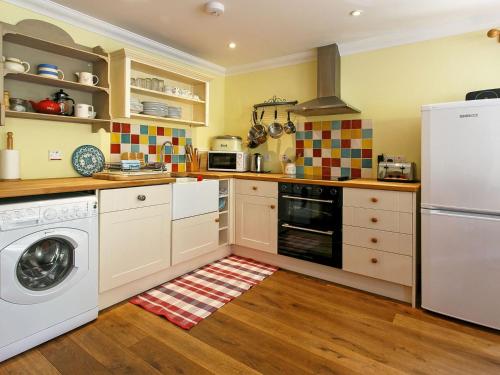 uma cozinha com máquina de lavar e secar roupa em The Barn - S4593 em Lochearnhead