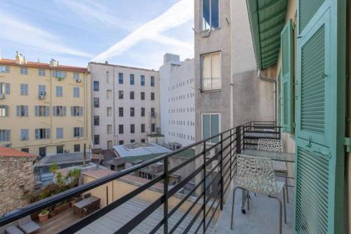 balcón con vistas a algunos edificios en NICE City-Center 80m to the SEA / BEACH, en Niza