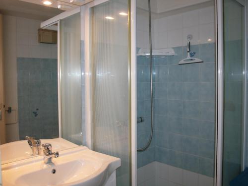 une salle de bain avec un lavabo et une douche dans l'établissement Maison cosy à 900m de la plage avec jardin clos et parking privatif - FR-1-22-182, à La Tranche-sur-Mer