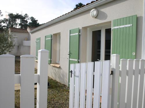 Photo de la galerie de l'établissement Maison proche plage avec jardin, 4 pers., TV, BBQ, bébé, parking, La Tranche-sur-Mer - FR-1-22-191, à La Tranche-sur-Mer