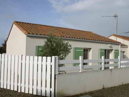 Photo de la galerie de l'établissement Maison proche plage avec jardin, 4 pers., TV, BBQ, bébé, parking, La Tranche-sur-Mer - FR-1-22-191, à La Tranche-sur-Mer