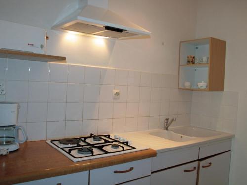 une cuisine avec une cuisinière et un évier dans l'établissement Maison Plain-Pied Proche Plage et Commerces à La Tranche-sur-Mer – Idéal Familles - FR-1-22-210, à La Tranche-sur-Mer