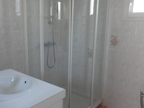 a bathroom with a shower and a sink at Maison confortable près de la plage, au calme, idéale pour des vacances en famille - FR-1-476-101 in La Faute-sur-Mer