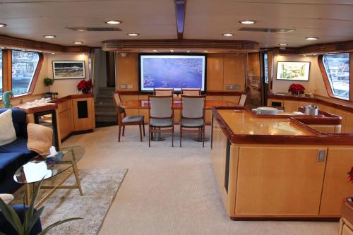 All Of Me Yacht في ريتشموند: غرفة معيشة مع بار وتلفزيون كبير
