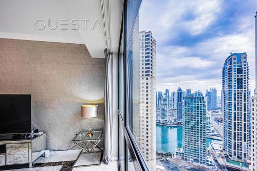 Habitación con ventana grande con vistas a la ciudad. en Jumeirah Beach Residence, Dubai Marina, en Dubái
