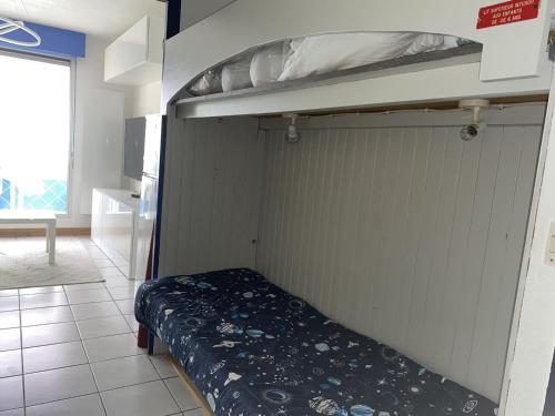 Łóżko piętrowe w pokoju z materacem w obiekcie Studio à Sète avec vue mer, parking privé, proche plages et commerces - FR-1-338-486 w mieście Sète