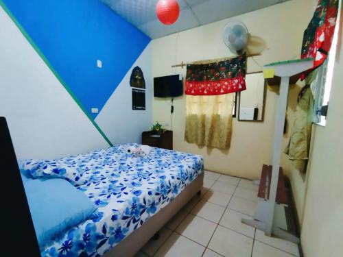a bedroom with a bed and a blue ceiling at Hostal Leyendas in León