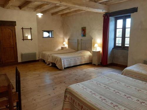 een slaapkamer met 3 bedden in een kamer bij Gîte Lignières-Ambleville-Lignières-Sonneville, 4 pièces, 11 personnes - FR-1-653-88 in Lignières-Sonneville
