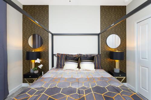Gorgeous 6 Bd SF Close to Disney w/ Pool @ Champions Gate Resort 712 tesisinde bir odada yatak veya yataklar