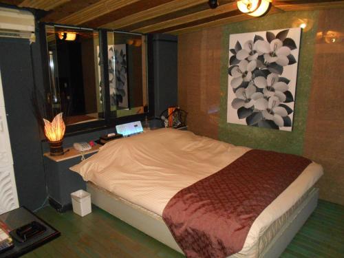 1 dormitorio con 1 cama y escritorio con ordenador portátil en Abollo Odawara, en Odawara