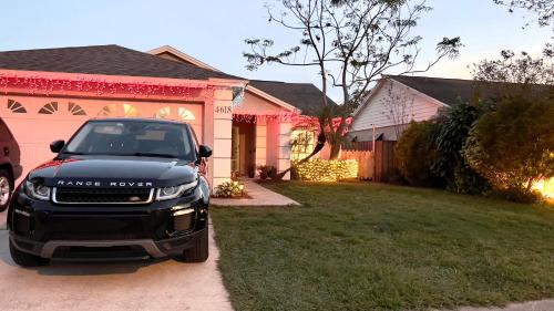 Ein schwarzer Truck parkt vor einem Haus. in der Unterkunft Renovated Entire House Heated Pool Close 2 Disney in Kissimmee