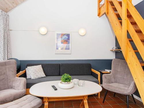 salon z kanapą, 2 krzesłami i stołem w obiekcie 6 person holiday home in Fan w mieście Fanø