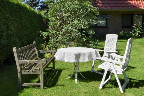 エセンスにあるFerienwohnung Sonnenblumeの椅子2脚、テーブル1台、テーブル1台、椅子1脚