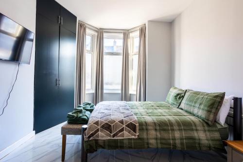 - une petite chambre avec un lit et une fenêtre dans l'établissement Amazing 3bedroom ground floor house with garden and 2 bathrooms, à Londres