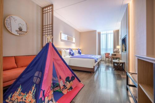 Habitación de hotel con cama y tienda en Rezen Longuu Hotel - Universiade Center Longgang Shenzhen, en Longgang