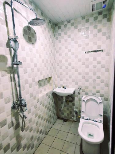 a bathroom with a toilet and a sink at Homestay 81 Batu Batam in Nagoya
