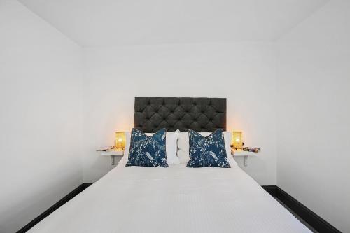 Кровать или кровати в номере TYME Coastal Suites-1 and 2 Bedroom