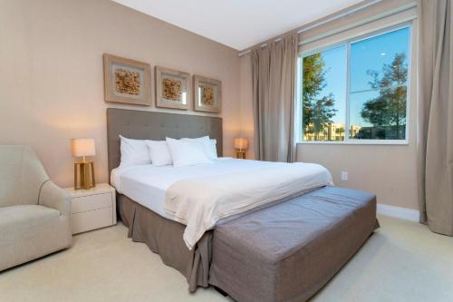 um quarto com uma cama grande e uma janela em Stunning 4Bd Close to Disney @ Magic Village 7614 em Orlando